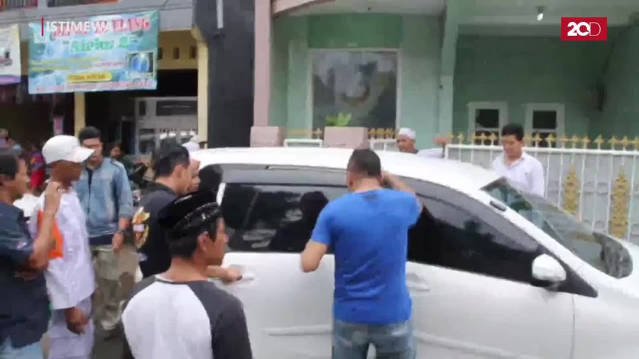 Suasana Saat Firza Dijemput Polisi Suasana Saat Firza Dijemput Polisi