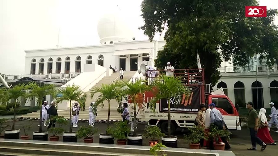 Massa FPI Berdatangan ke Masjid Al-Azhar  
