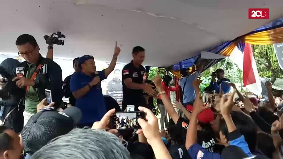 Muach.. Agus Cium Bayi Warga