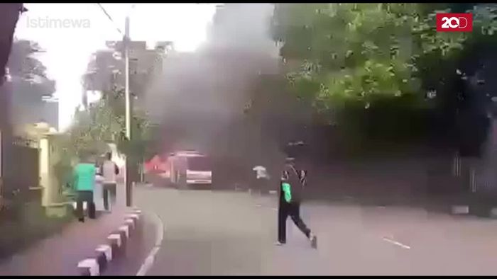 Mobil ini Dibakar Pemiliknya karena Diderek Petugas