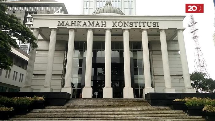 Ketua MK Rayakan Ultah Berselimut Duka