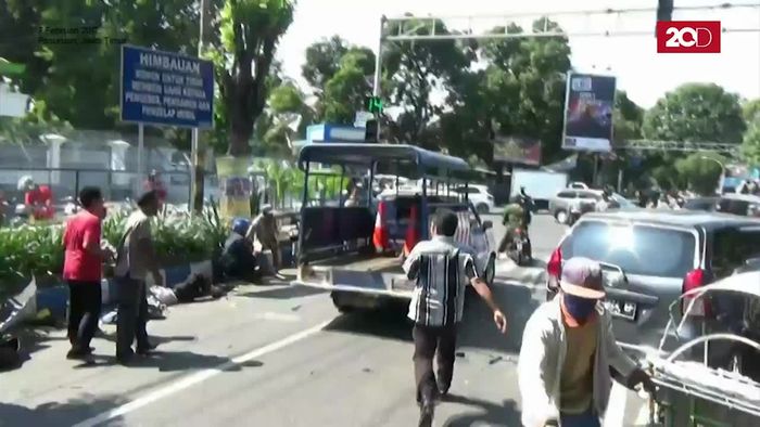 Salah Injak Rem, Mobil Tabrak Pengendara & Pengemis
