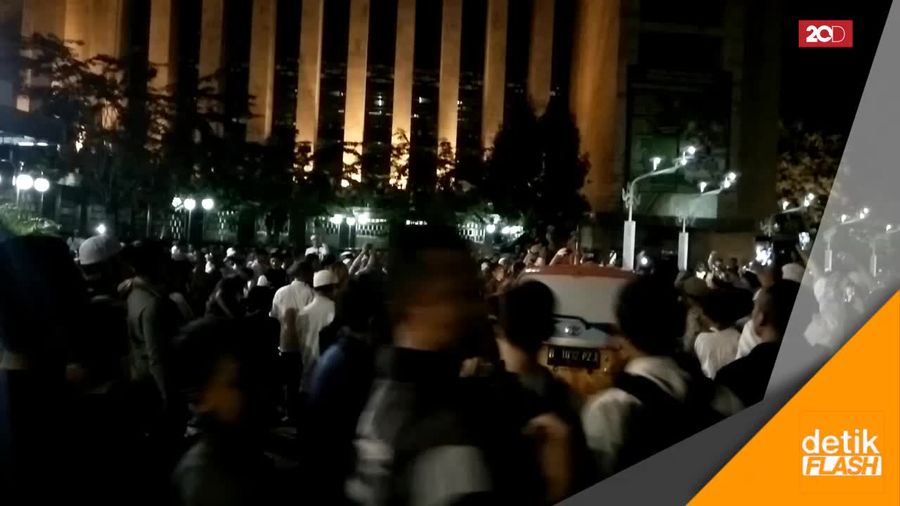 Mobil Media TV Swasta Jadi Bulan-bulanan Massa di Istiqlal