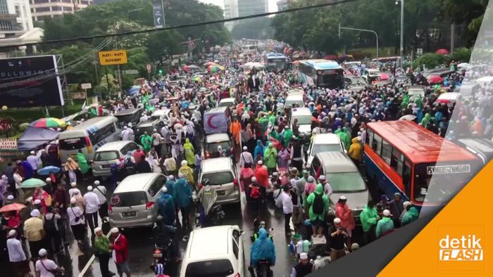 Hamparan Manusia di Stasiun Gambir pada Aksi 112