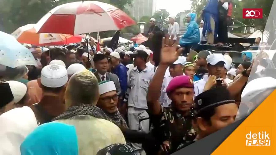 Peserta Aksi 112 Payungi Pengantin Masuk Katedral