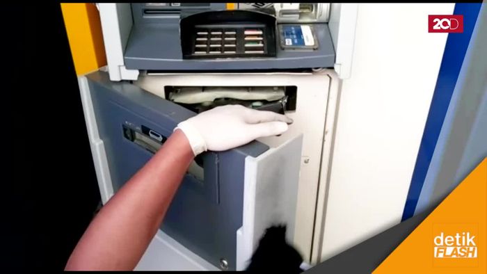 Pria Bersarung Gagal Bobol ATM Mandiri