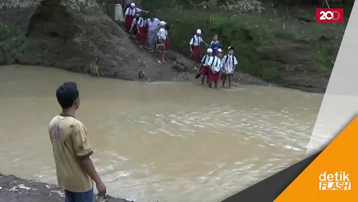 Jembatan di Pasuruan Roboh, Siswa Lintasi Sungai ke Sekolah