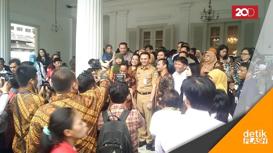 Aktif Jadi Gubernur, Ahok Diberi Sapu & Pengki