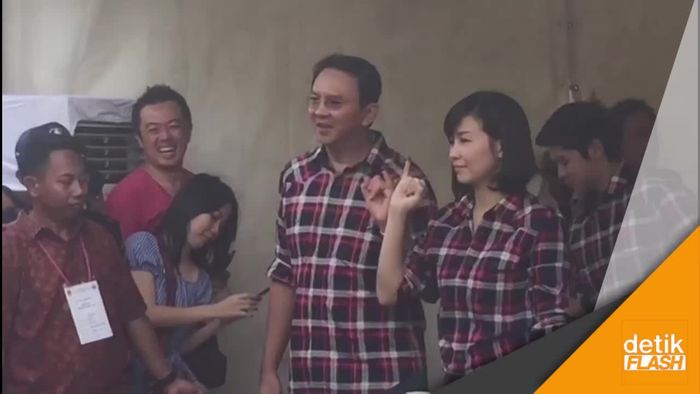 Menuju TPS, Ahok Dikerubungi Warga