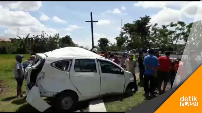 Mobil Ditabrak Kereta di Perlintasan Bojonegoro