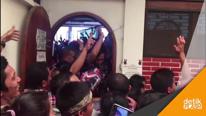 Rumah Lembang Berubah Jadi Lautan Manusia