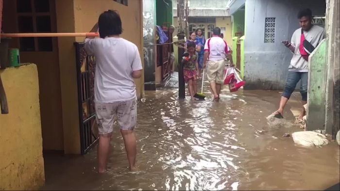 Banjir Mulai Surut, Warga Bebersih Rumah