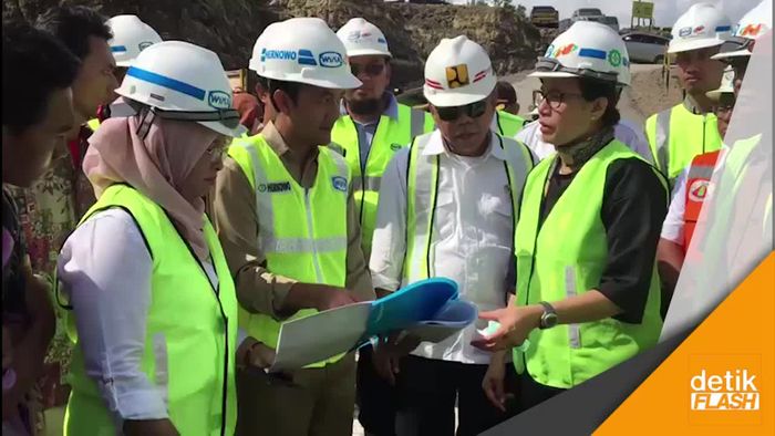 Gaya Sri Mulyani Saat Tinjau Proyek Waduk Logung