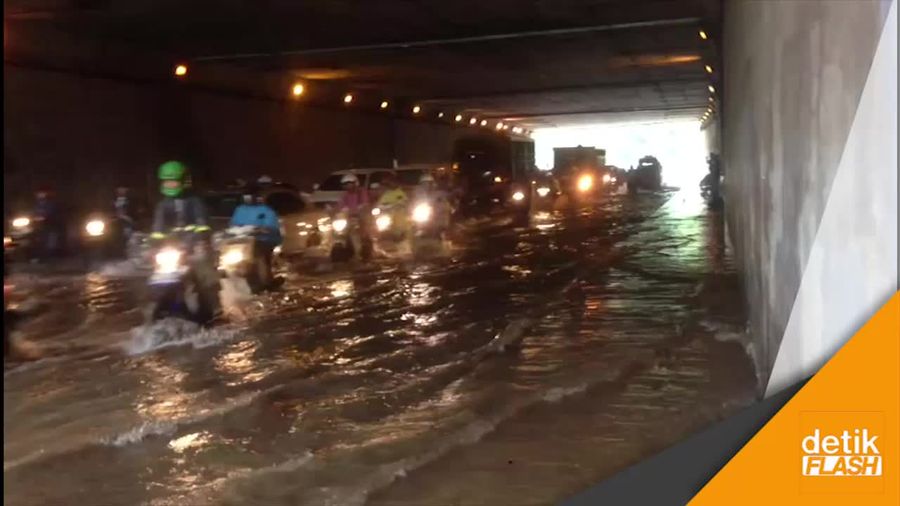 Terowongan Depan Kemenhan Tergenang Air 30 Cm