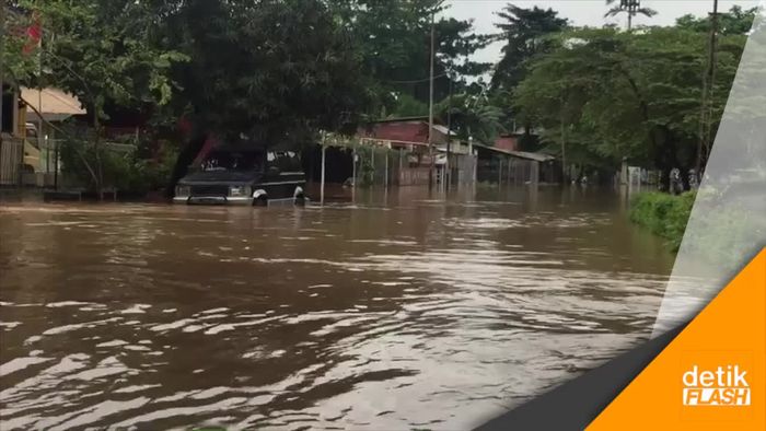 Menjala Ikan di Tengah Derasnya Banjir