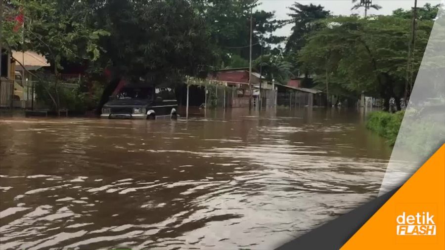 Menjala Ikan di Tengah Derasnya Banjir