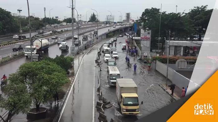 Banjir Sudah Surut di Depan Kampus Trisakti dan Tarumanagara