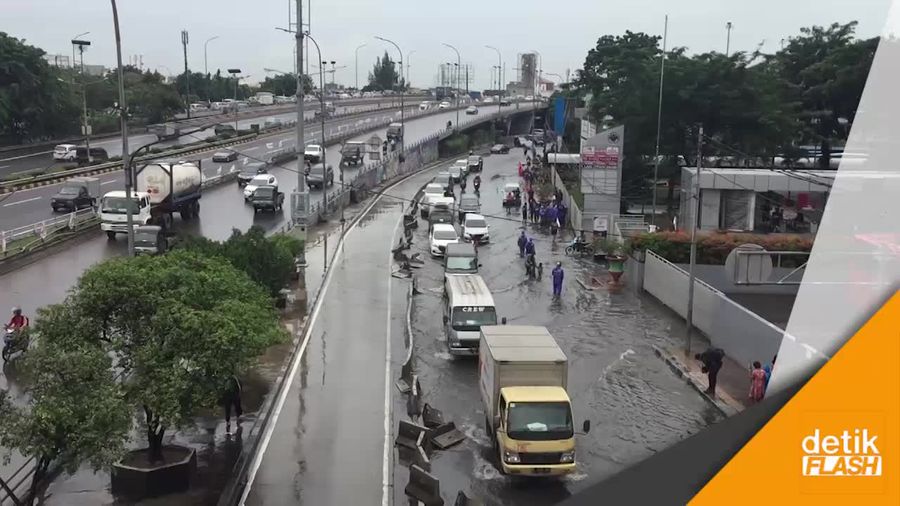 Banjir Sudah Surut di Depan Kampus Trisakti dan Tarumanagara