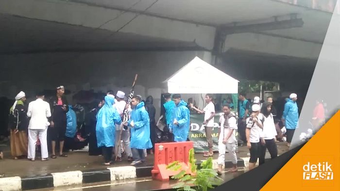 Diguyur Hujan Deras, Massa 212 Menyemut di Kolong Flyover