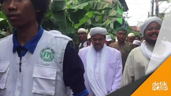 Tinjau Korban Banjir, Rizieq: Bela Islam Tak Hanya Berbentuk Demo