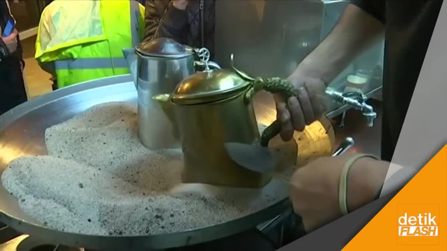 Yordania Punya Teknik Unik Menyeduh Teh Herbal