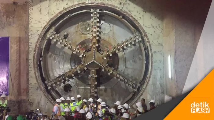 Tinjau MRT, Jokowi: Maret 2019 Beroperasi