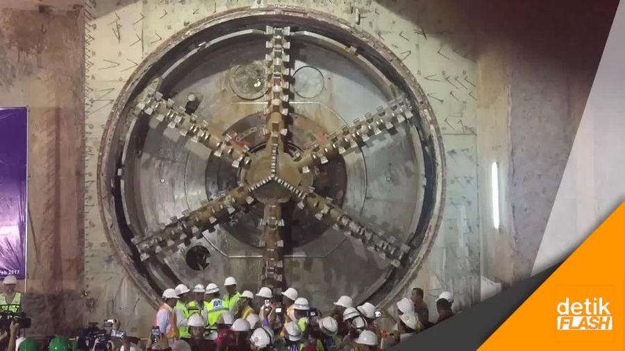 Tinjau MRT, Jokowi: Maret 2019 Beroperasi