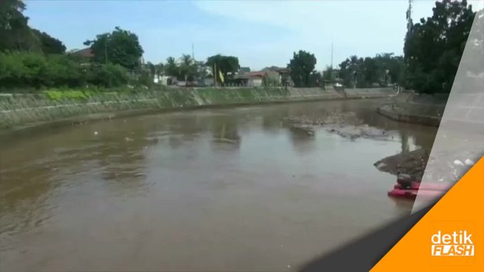 Video Pencarian Bocah Hanyut di Kali Ciliwung