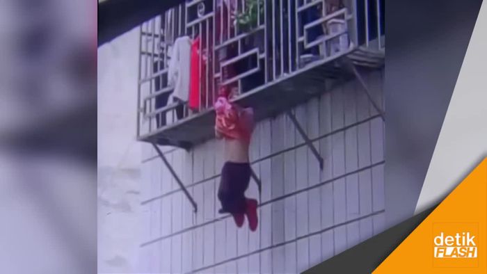 Heroik! Dua Pria Selamatkan Anak yang Tersangkut
