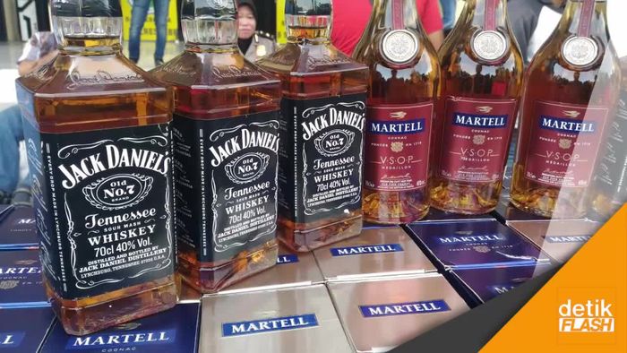 Polisi Bongkar Industri Pembuatan Miras Palsu di Surabaya