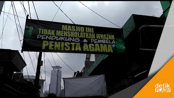 Spanduk Tolak Salatkan Jenazah Pendukung Penista Agama