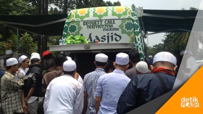 Disengat Terik Matahari, Massa Kontra Ahok Khusyuk Jalankan Salat