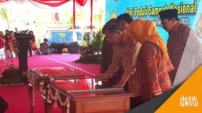 Peringatan Hari Peduli Sampah Nasional di Surabaya