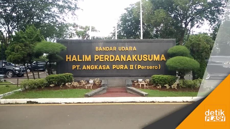 Mobil Mewah untuk Raja Salman Merapat di Bandara Halim