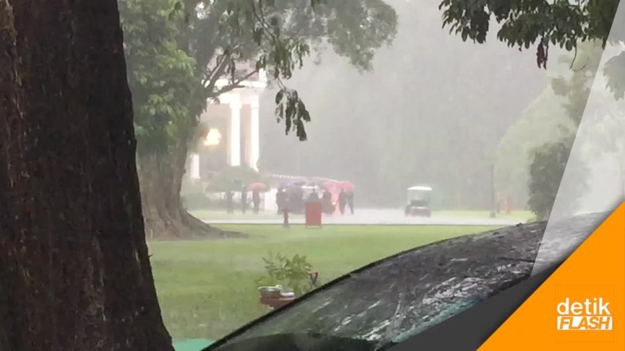 Hujan Deras Sambut Kedatangan Raja Salman di Istana Bogor