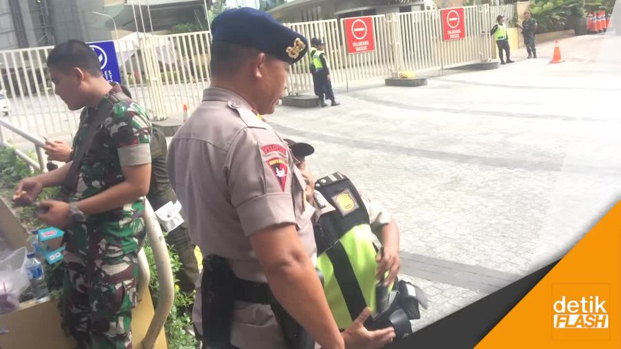 Penjagaan Hotel Raffles Jelang Kedatangan Raja Salman