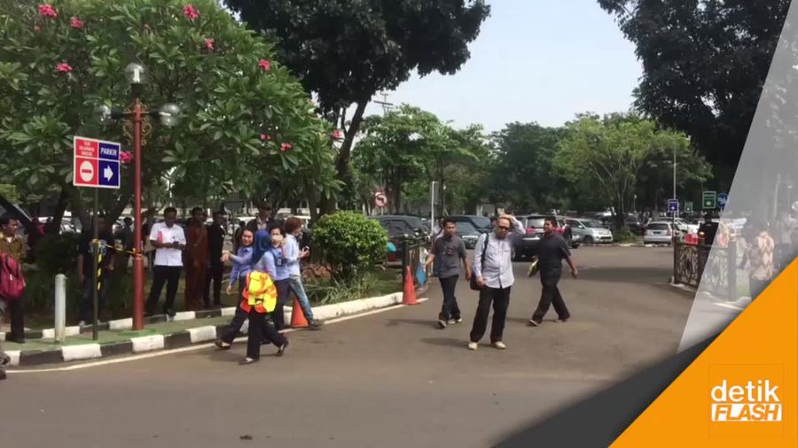 Antusiasme Warga Sambut Kedatangan Raja Salman