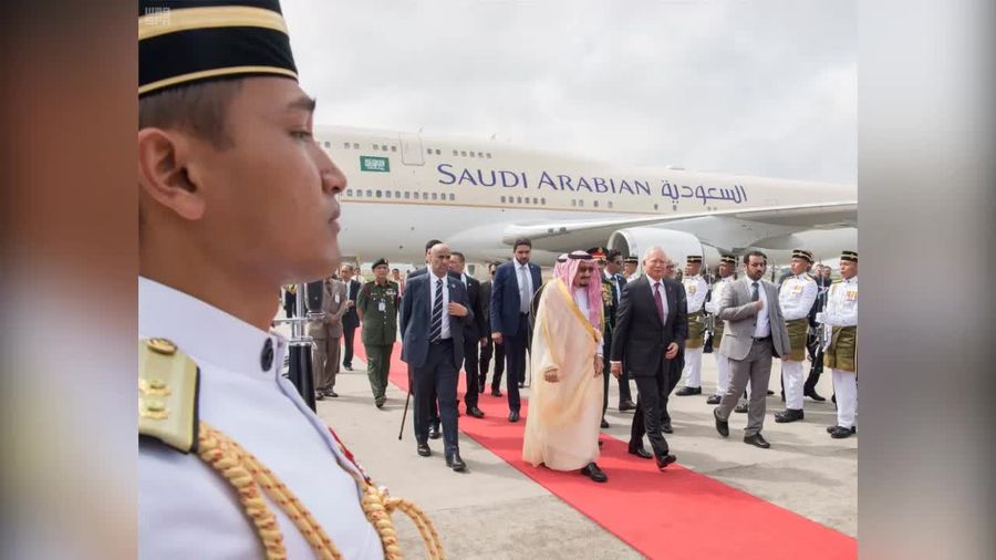 Mmuach! Cium Kening Raja Salman