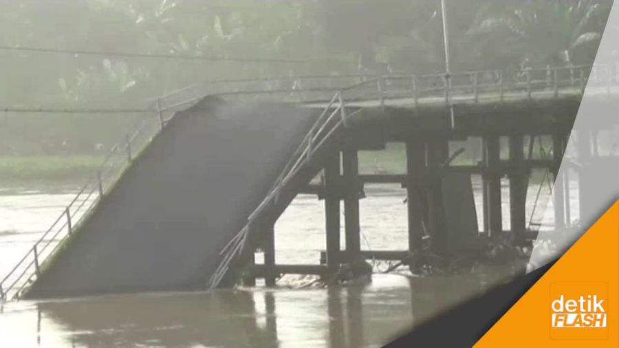 Jembatan Mrican Putus Terseret Sungai Brantas
