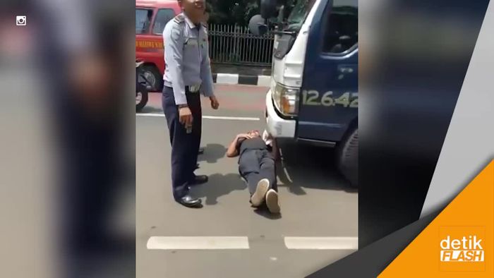 Tak Terima Mobilnya Diderek, Bapak Ini Ancam Bunuh Diri