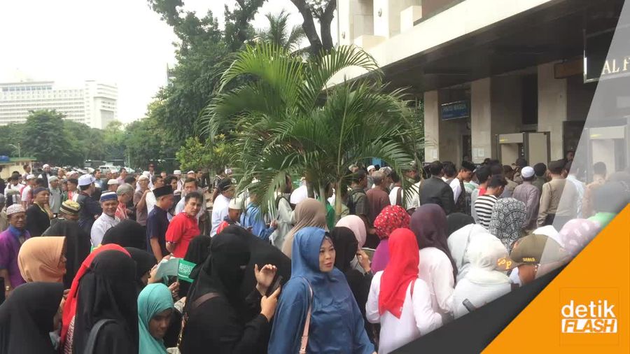 Antusias Warga Demi Menyambut Raja Salman Di Istiqlal