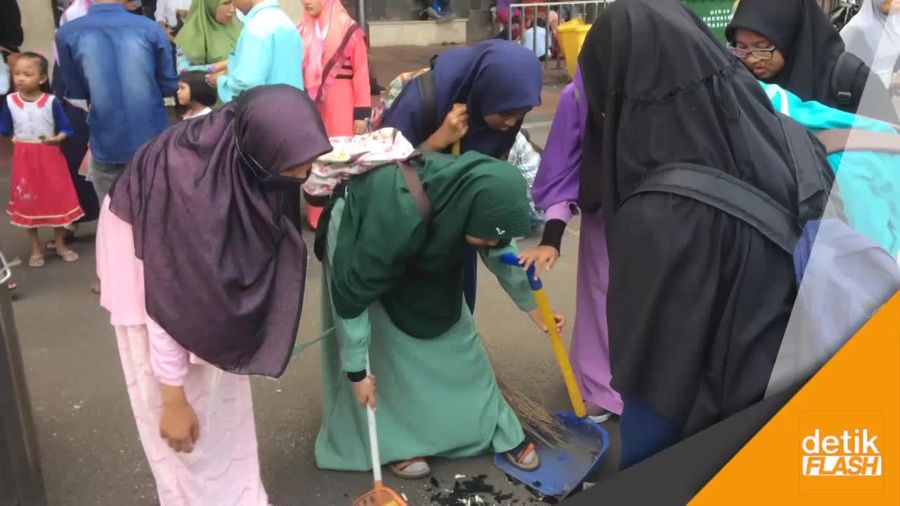 Aksi 8 Srikandi Bebersih Masjid Istiqlal