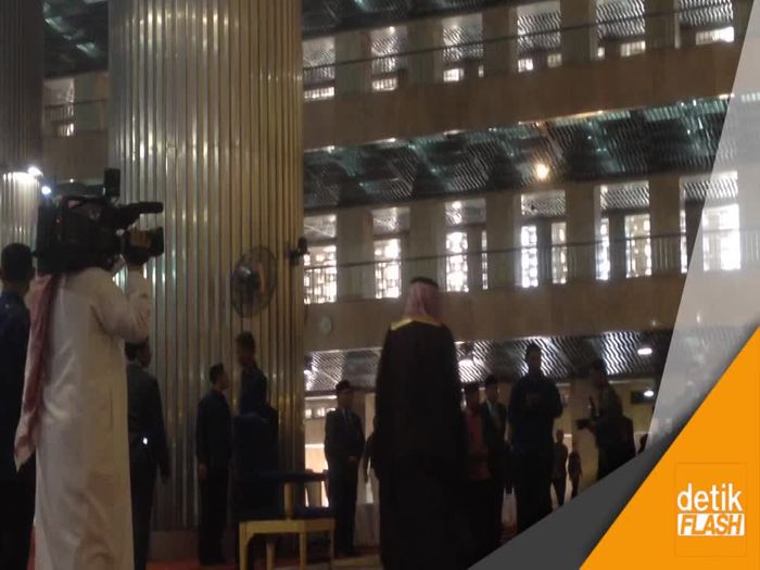 Ke Istiqlal, Raja Salman Salat dan Berikan Kiswah Kabah