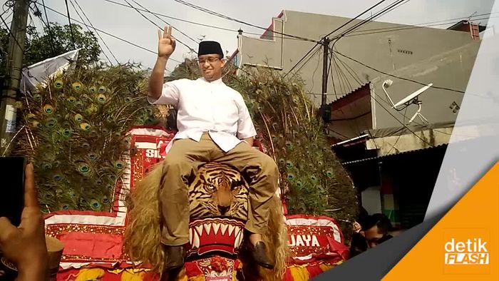 Didukung Warga Jakut, Anies Naik Reog Ponorogo
