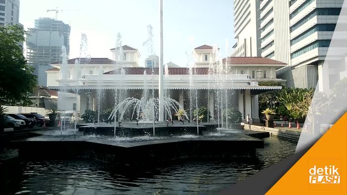 Temui Warga, Ahok Dihadiahi Miniatur Monas dari Koran