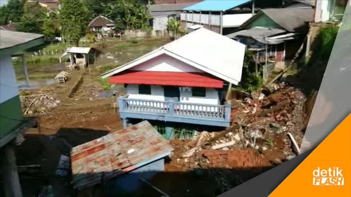 Seorang Ibu Selamat dari Longsor di Sukabumi