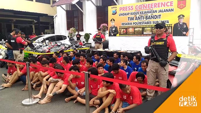 Tim Anti Bandit Polrestabes Surabaya Pamer Tangkapannya