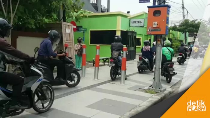 Terabas Trotoar Ala Arek Suroboyo