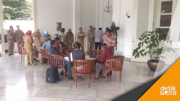 Hari Pertama, Sumarsono Minta Spanduk di Masjid Ditertibkan