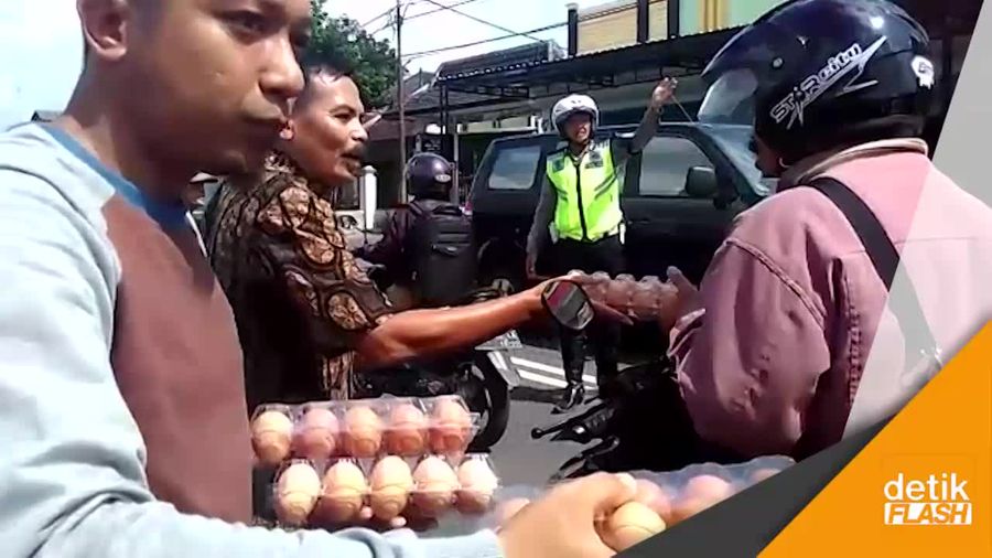 Prihatin Harga Telur Anjlok! Peternak Bagi-Bagi Telur
